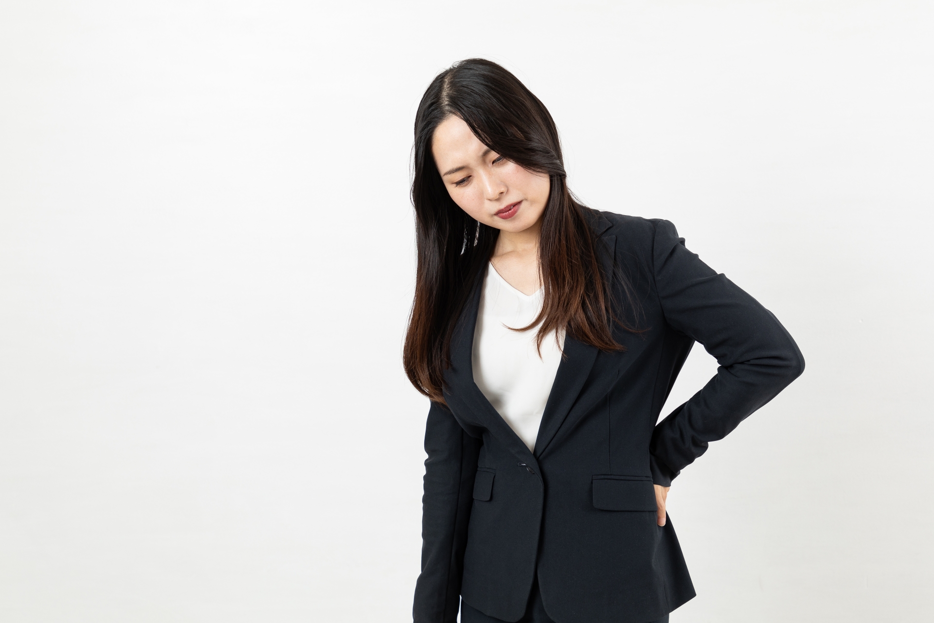 背中の痛みで悩む女性|長浜市