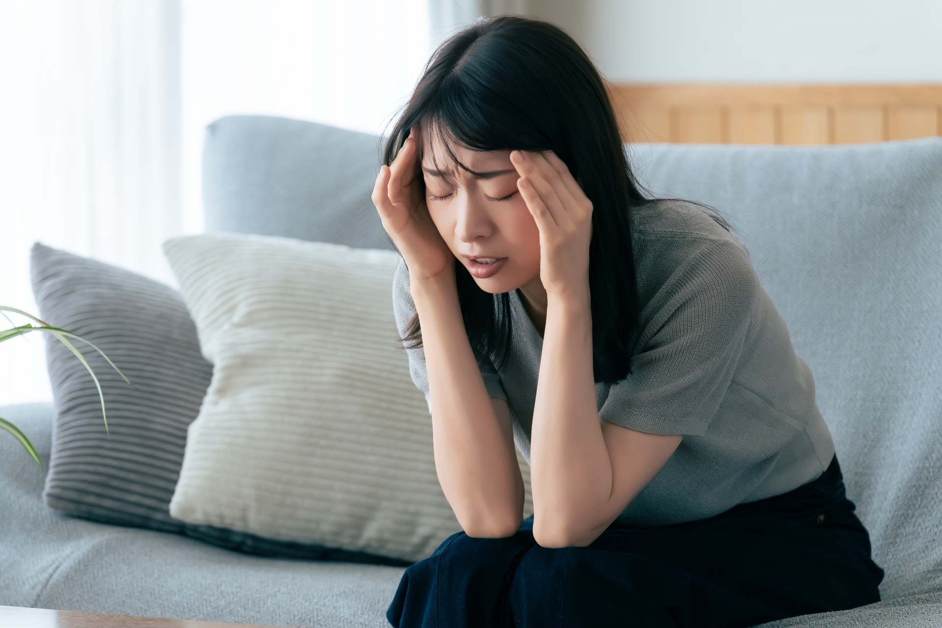 頭痛に悩んでいる女性|長浜市