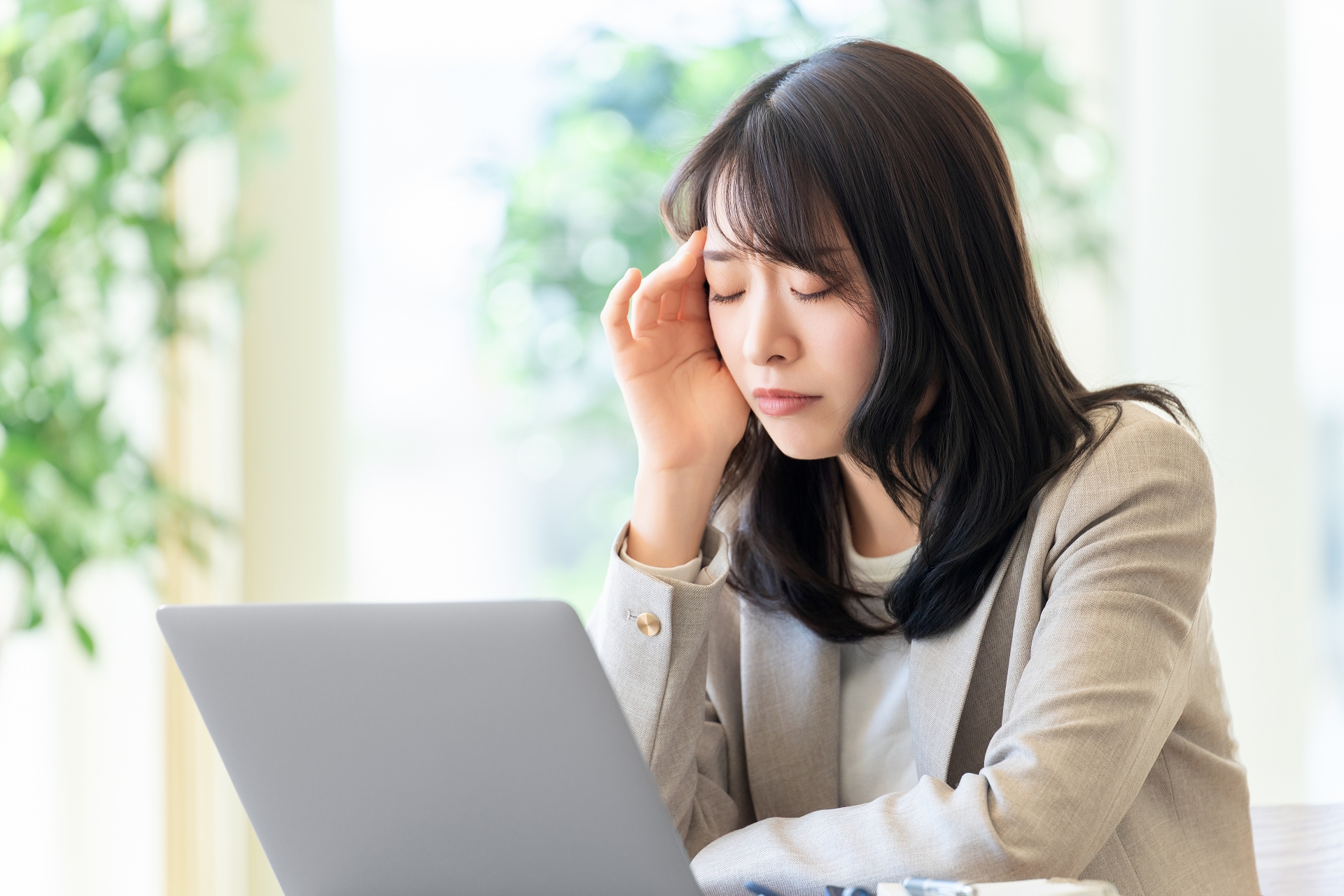 デスクワークで疲れている女性|長浜市