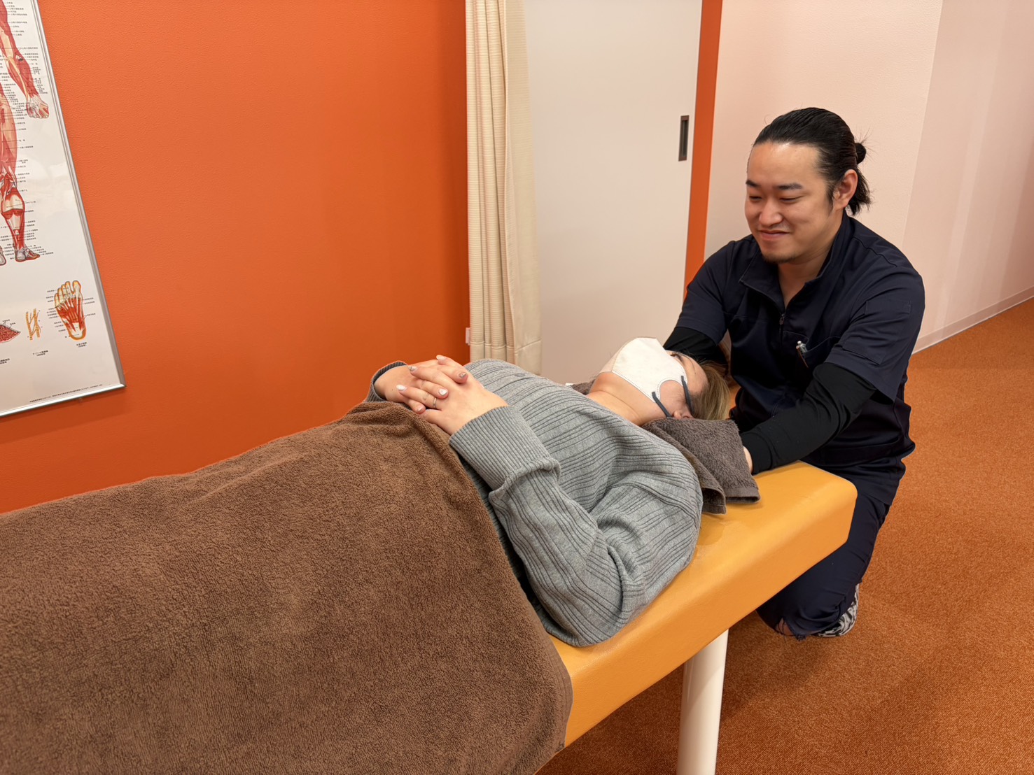 自律神経への整体施術風景|長浜市