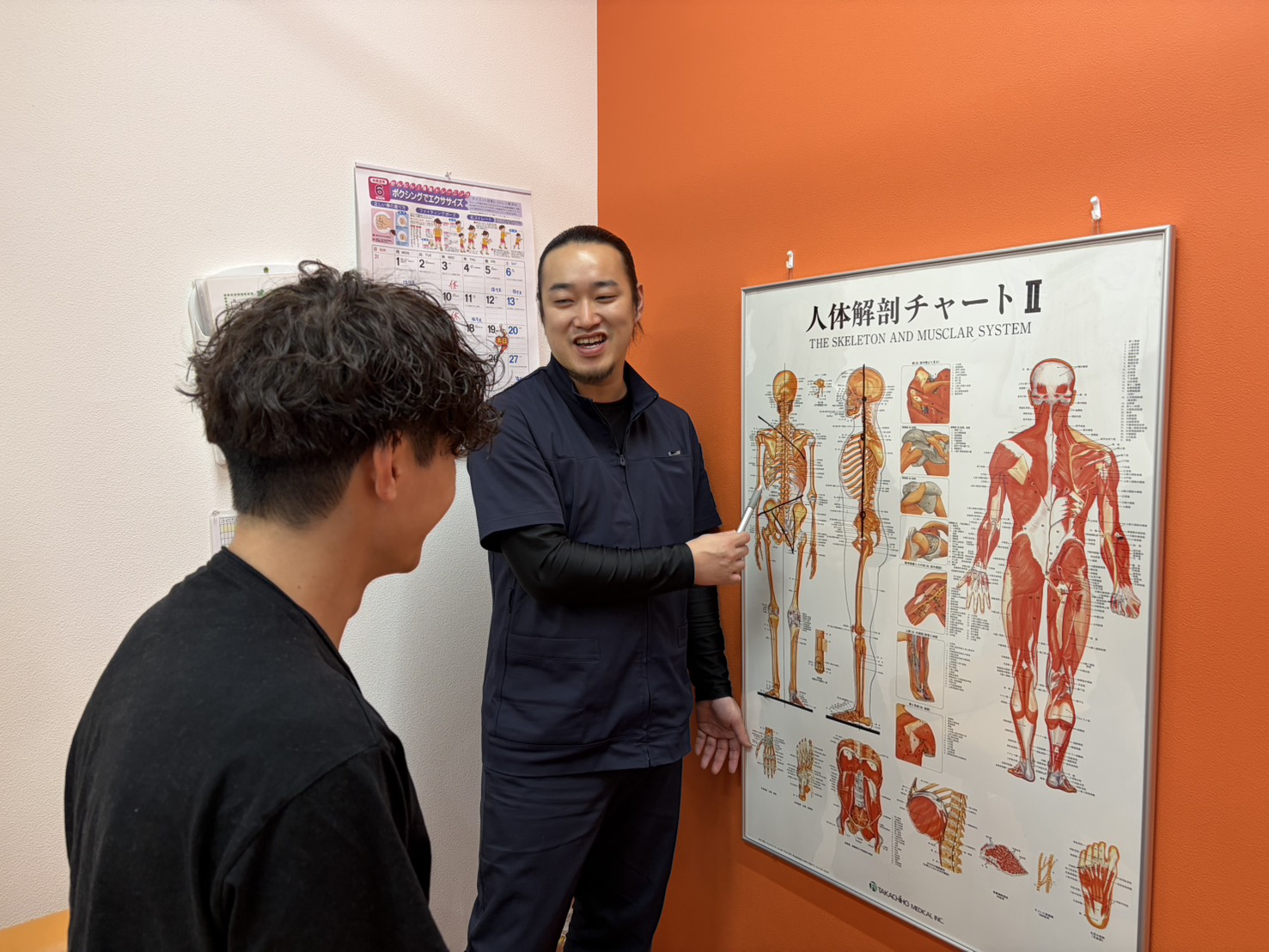 腰痛改善の整体説明風景|長浜市